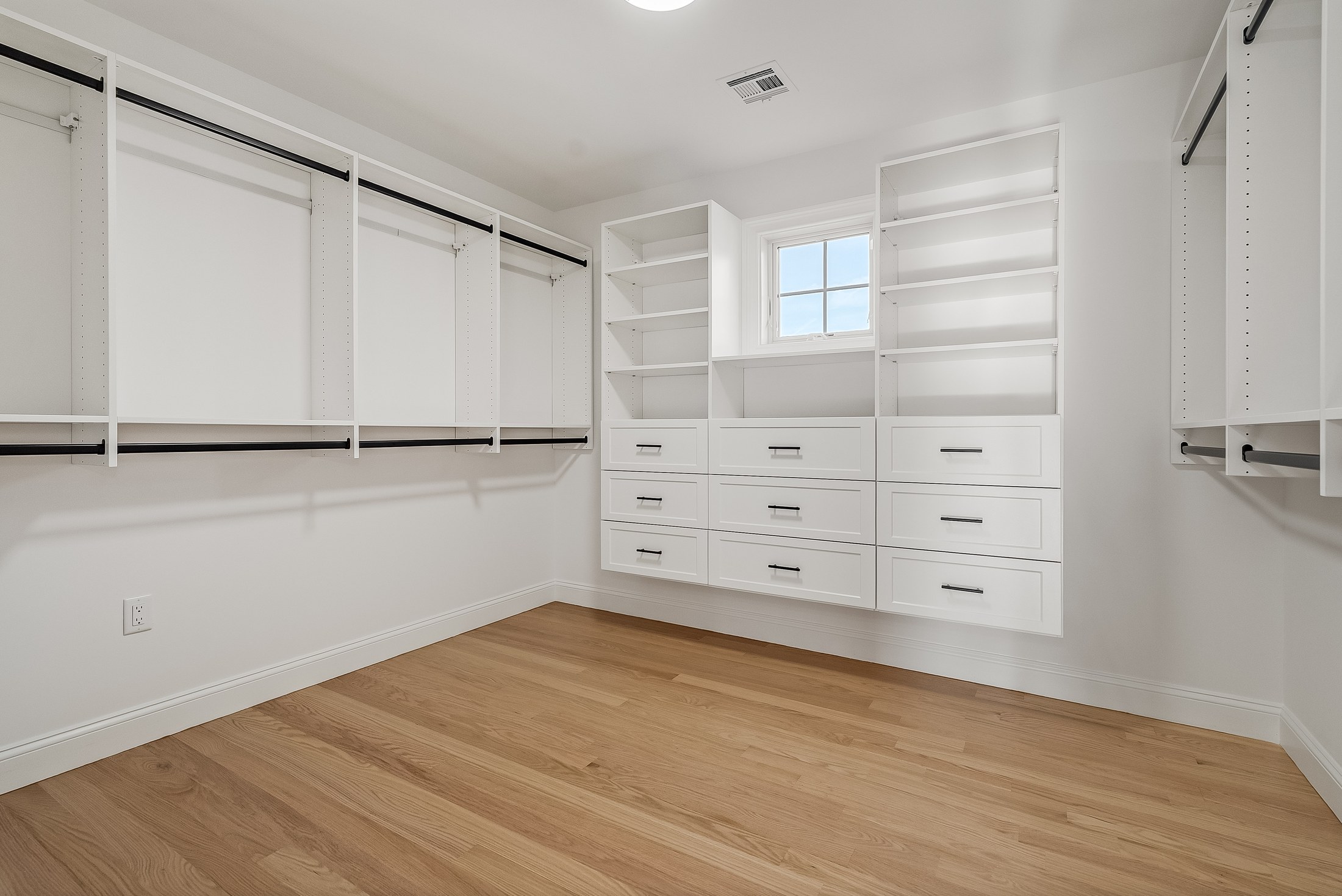 11 Laurel Place — The Walk-In