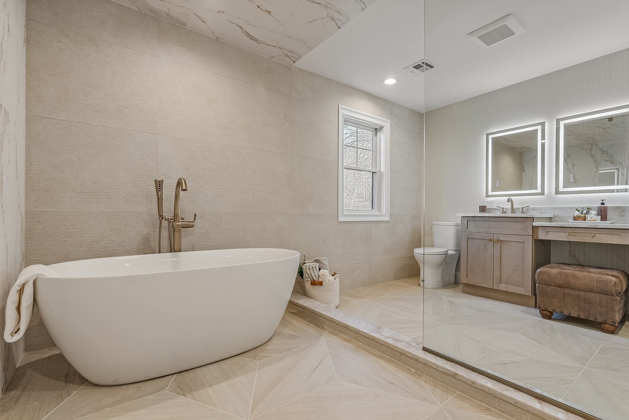 11 Laurel Place — The Master Bath - Freestanding Tub