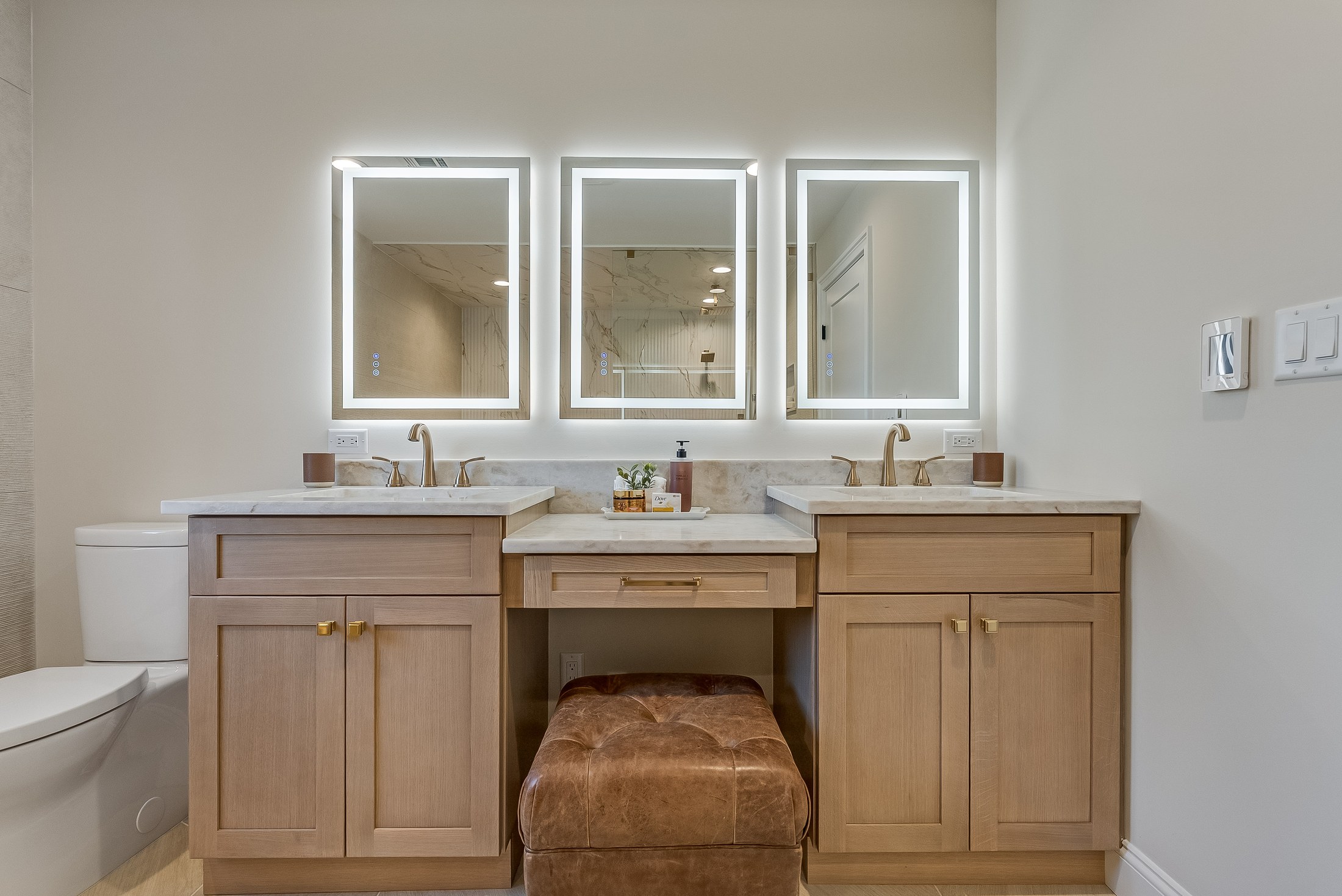 11 Laurel Place — The Master Bath - Lit Vanities